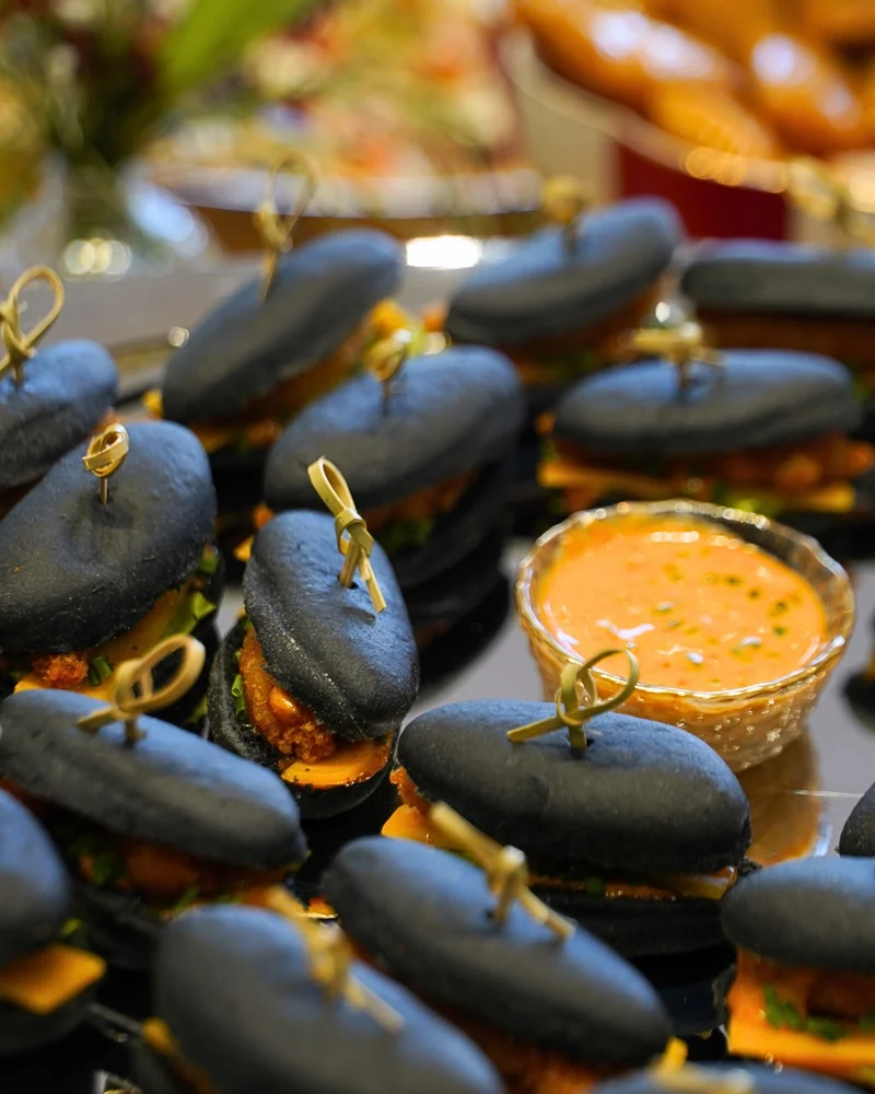Verrines salees noires gold avec sauce — service cocktail